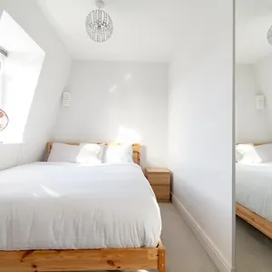Modern 1 Bed Flat 2 Mins Walk From Restaurants Bars Clubs & Beach! Wow! Apartment