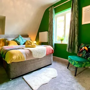 Stylish Beachside Haven: 2-bedroom Near Apartment