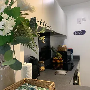 Nr Town Train Coach Shops Lovely Entire Allows Quiet Good Dogs Apartment